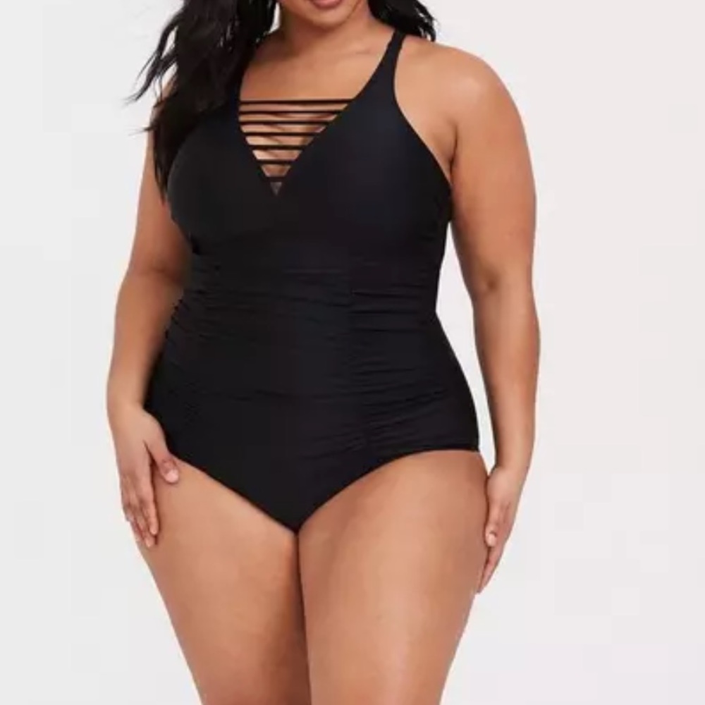 Torrid Wireless Deep V Ladder Front One Piece Swimsuit Size 4 NEW Black Ruched